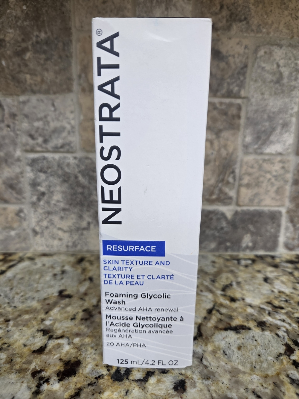 NEOSTRATA Resurface Foaming Glycolic Wash — White and Blue
